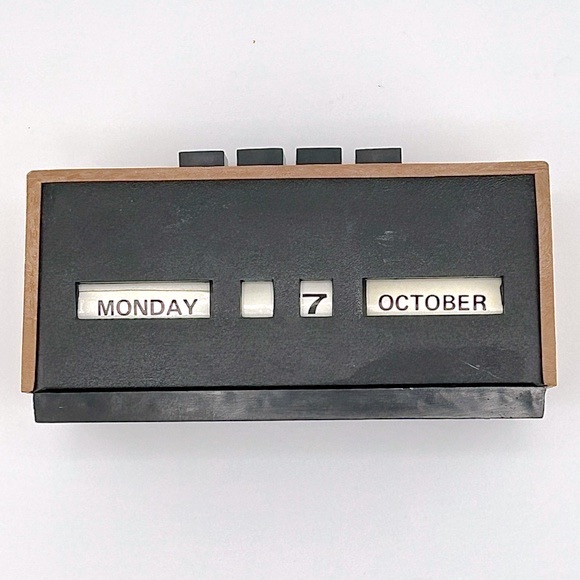 70s VINTAGE PERPETUAL CALENDAR - Picture 2 of 7
